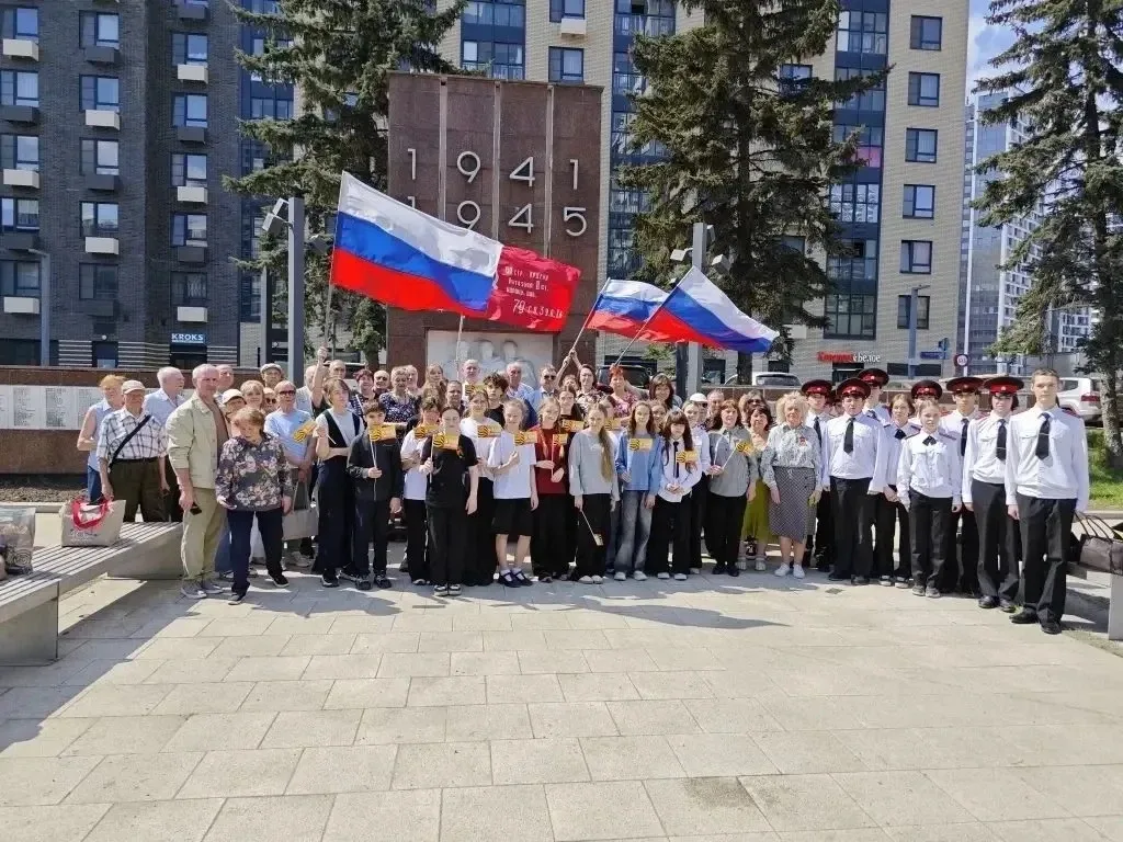 🕯️ В преддверии Дня Победы ученики 6 «Д» класса школы «Содружество» приняли участие в памятном митин