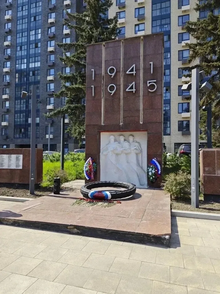🕯️ В преддверии Дня Победы ученики 6 «Д» класса школы «Содружество» приняли участие в памятном митин