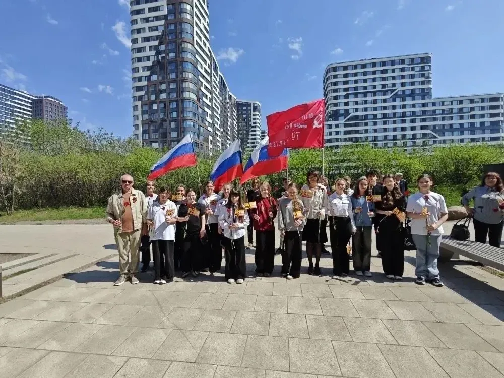 🕯️ В преддверии Дня Победы ученики 6 «Д» класса школы «Содружество» приняли участие в памятном митин