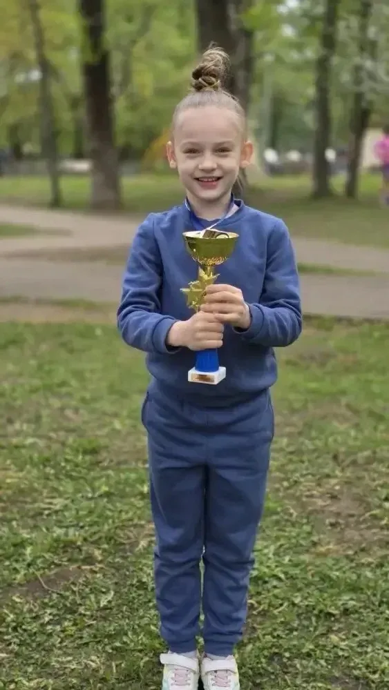 🏃‍♀️ 9 мая ученица 2 «В» класса Лера приняла участие в забеге «Наследники Победы», который прошёл в 