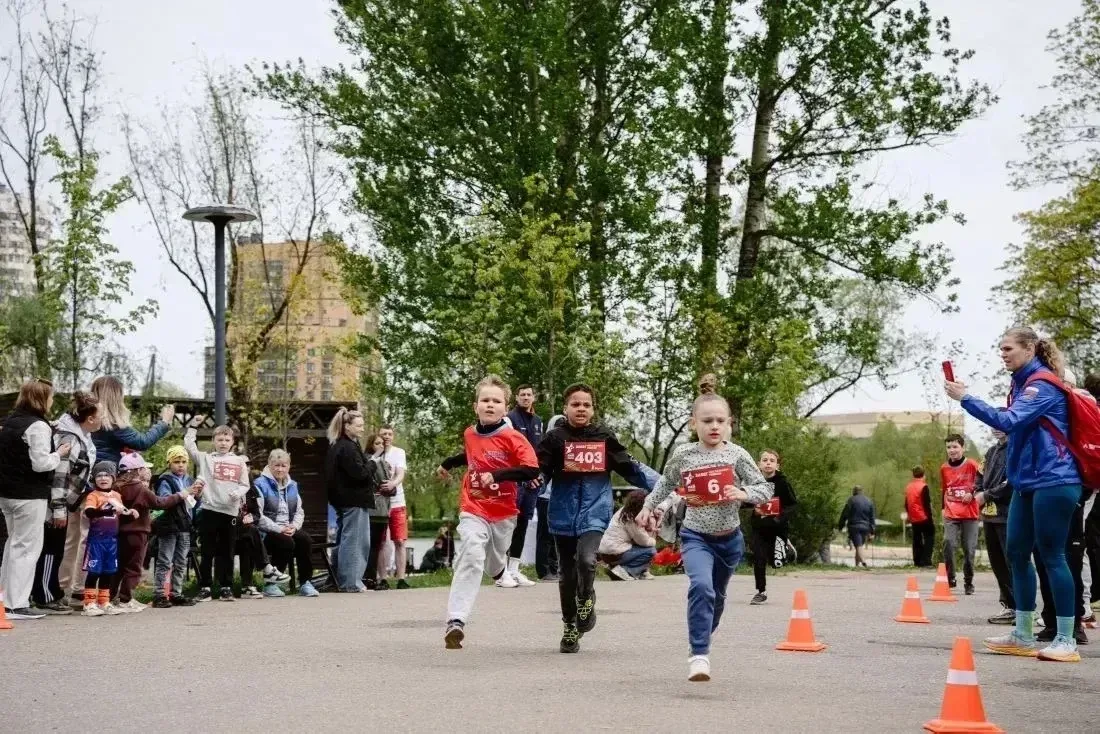 🏃‍♀️ 9 мая ученица 2 «В» класса Лера приняла участие в забеге «Наследники Победы», который прошёл в 