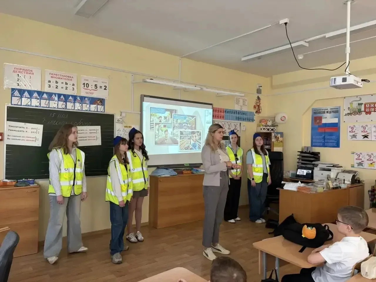 🚦 Безопасность — важный урок для каждого!  👮‍♂️ Ребята из отряда ЮИД вместе с руководителем Маргарит