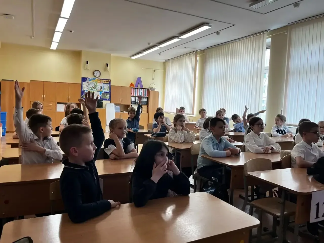 🚦 Безопасность — важный урок для каждого!  👮‍♂️ Ребята из отряда ЮИД вместе с руководителем Маргарит