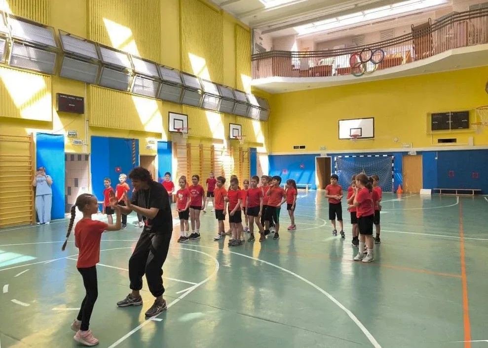 🏫  В 1 корпусе нашей школы прошёл «Спортивный интерактив» — мастер-класс по гандболу от олимпийской 