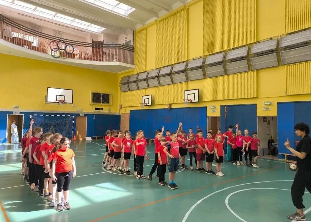 🏫  В 1 корпусе нашей школы прошёл «Спортивный интерактив» — мастер-класс по гандболу от олимпийской 