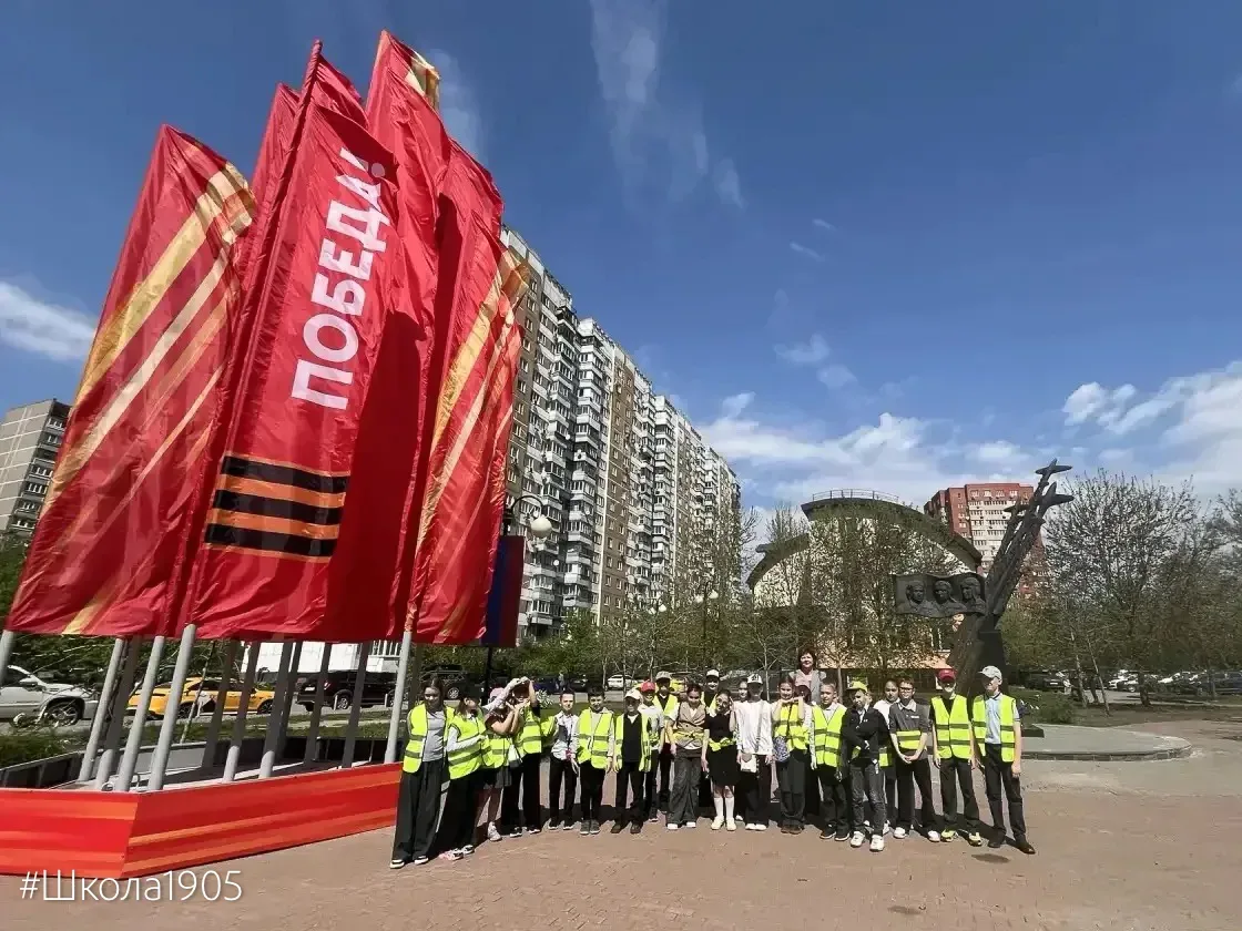 🎗️ Мы помним  В преддверии Дня Победы ученики 3 «Б», 3 «В» и 3 «Г» возложили цветы к памятнику марша