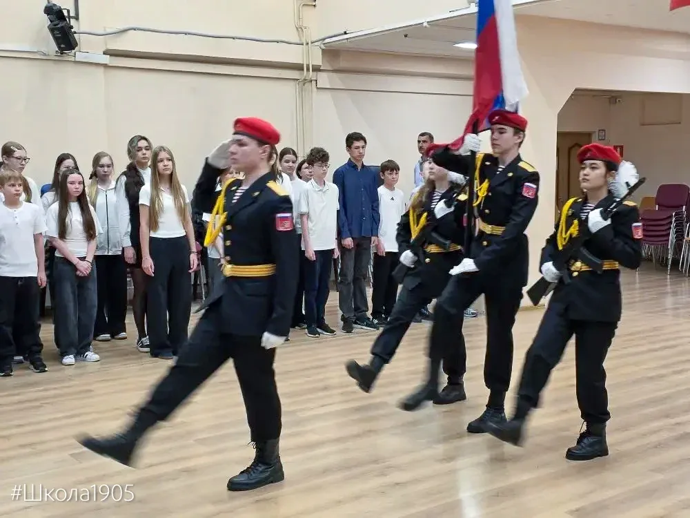 ☀️ Понедельник — день прекрасный!  По традиции новую учебную неделю в нашей школе открыла торжествен