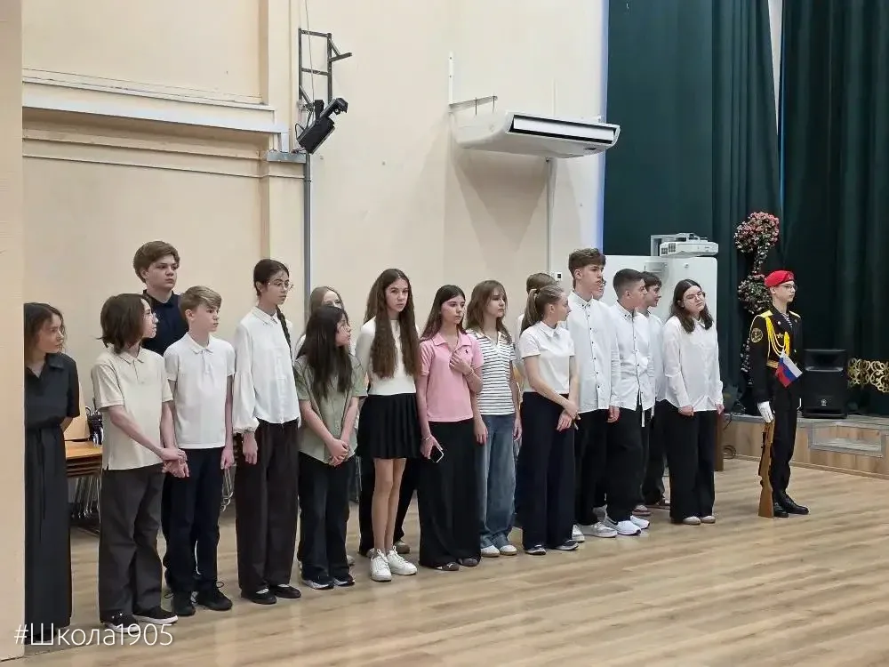 ☀️ Понедельник — день прекрасный!  По традиции новую учебную неделю в нашей школе открыла торжествен