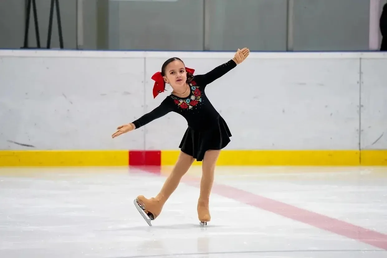 Лёд, музыка и победа: успехи нашей Александры ⛸️✨  В нашей школе растут настоящие звёздочки — талант