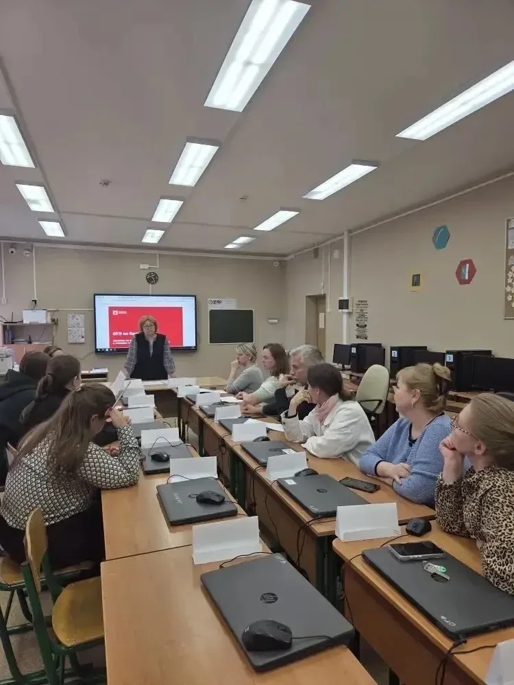 📚 В 2025–2026 учебном году для девятиклассников экзамены по 6 предметам проходят в компьютерной форм