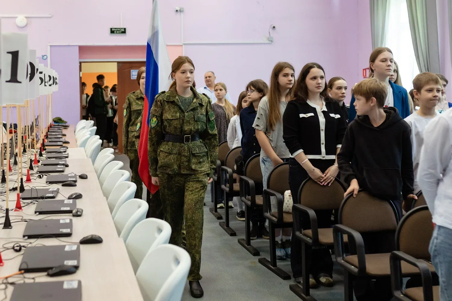 🇷🇺Награждены за активность и успехи🇷🇺  ⭐️Неделя в школе началась с торжественной церемонии выноса фл