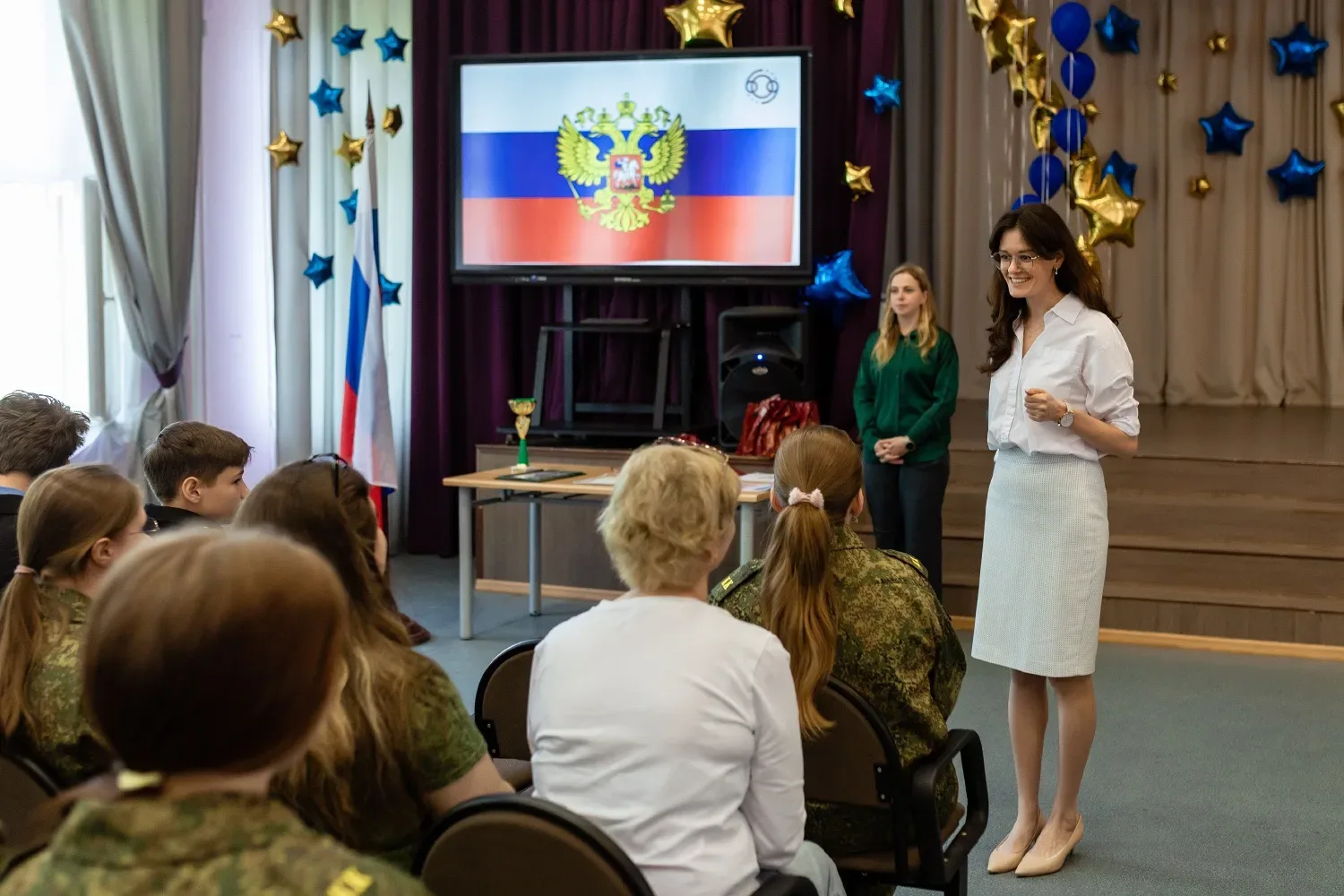 🇷🇺Награждены за активность и успехи🇷🇺  ⭐️Неделя в школе началась с торжественной церемонии выноса фл
