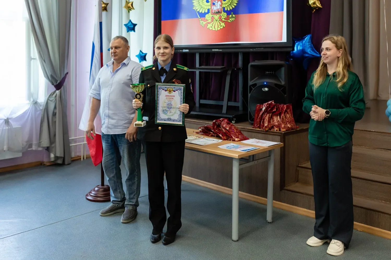 🇷🇺Награждены за активность и успехи🇷🇺  ⭐️Неделя в школе началась с торжественной церемонии выноса фл
