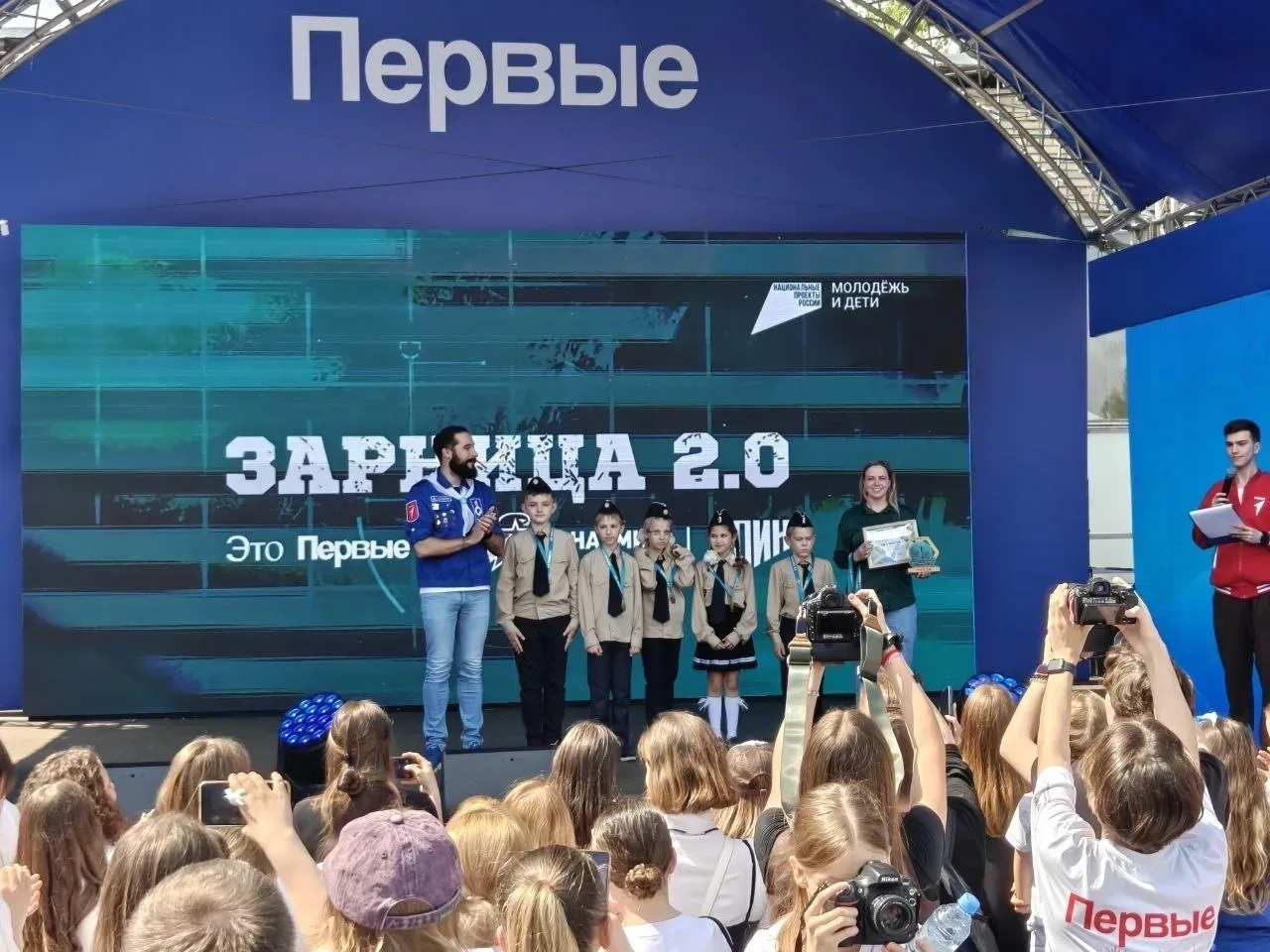 🇷🇺Награждены за активность и успехи🇷🇺  ⭐️Неделя в школе началась с торжественной церемонии выноса фл