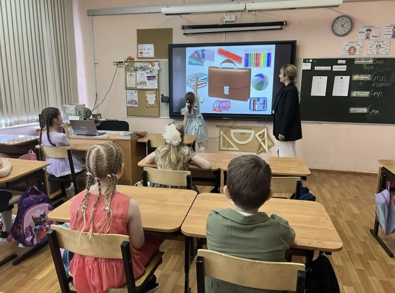 Внутренний компас человека 🧭  После торжественного поднятия флага школьный день продолжился «Разгово