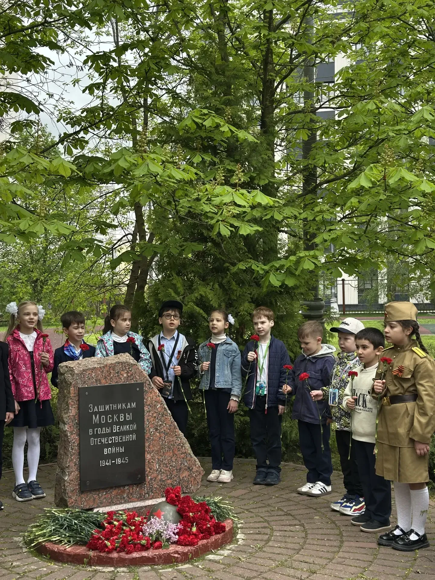 Дань памяти героям 🕊️  В преддверии Дня Великой Победы в нашей школе прошли мероприятия, посвящённые