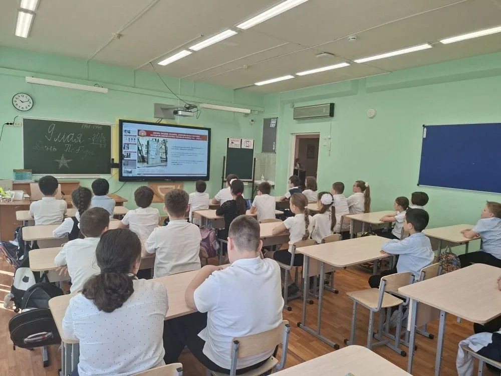Дань памяти героям 🕊️  В преддверии Дня Великой Победы в нашей школе прошли мероприятия, посвящённые