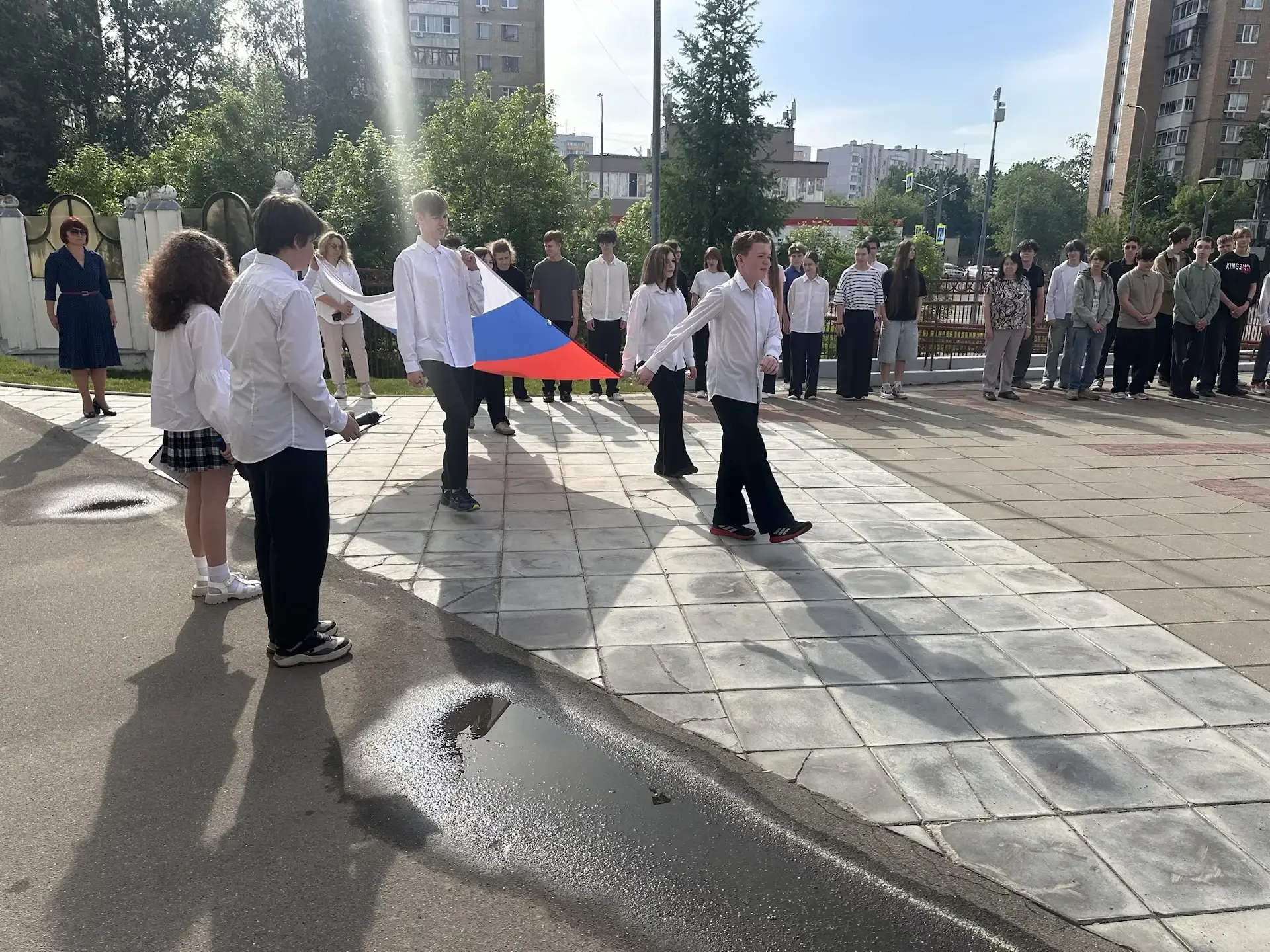 Триколор в лучах майского солнца 🇷🇺  Новая учебная неделя в нашей школе началась с традиционной цере