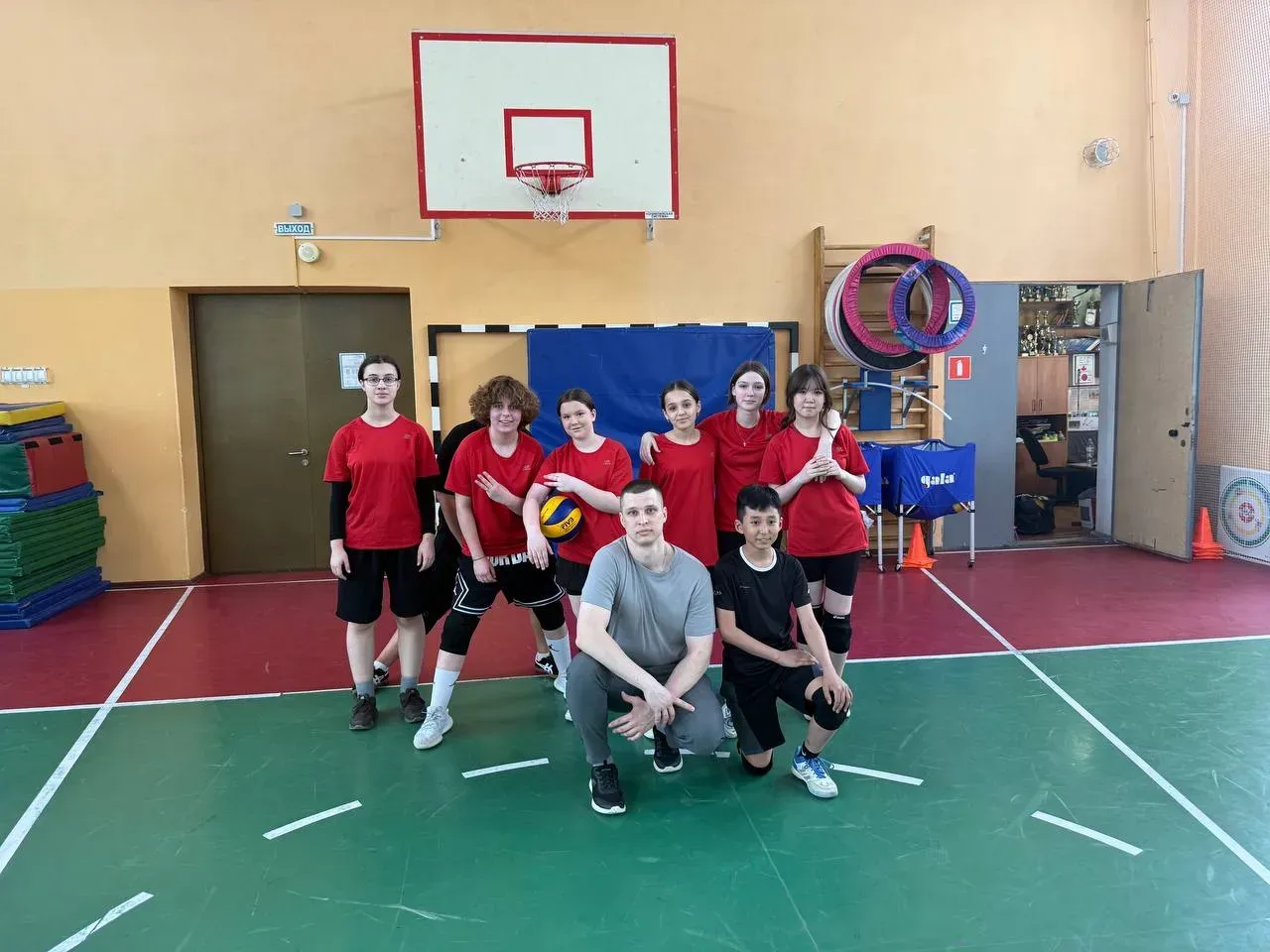 Спорт, дружба и хорошие традиции 🏐  В школах района Печатники продолжаются добрые спортивные традици