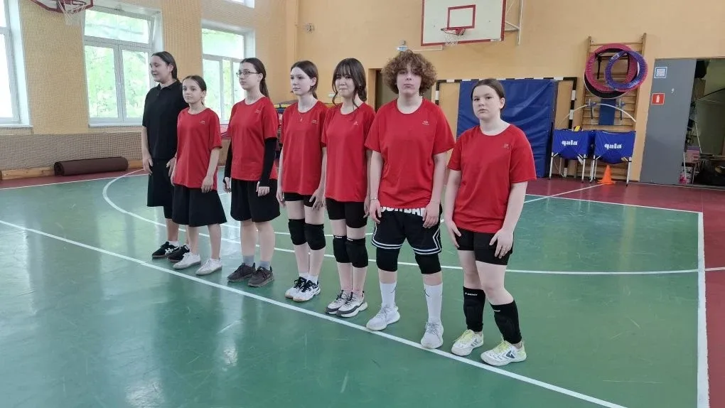 Спорт, дружба и хорошие традиции 🏐  В школах района Печатники продолжаются добрые спортивные традици