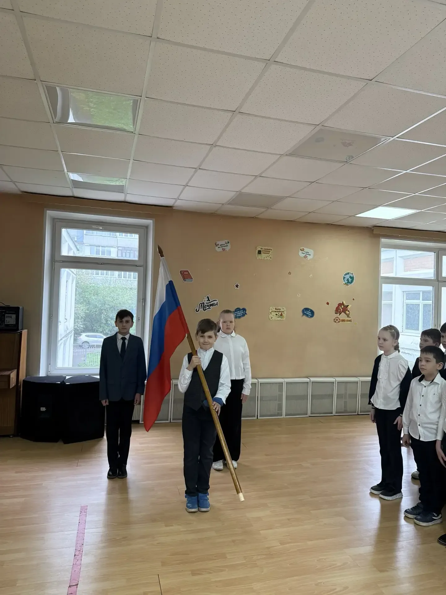 ПОДЪЕМ ФЛАГА  🇷🇺 Новая учебная неделя по традиции началась с торжественной церемонии поднятия флага 