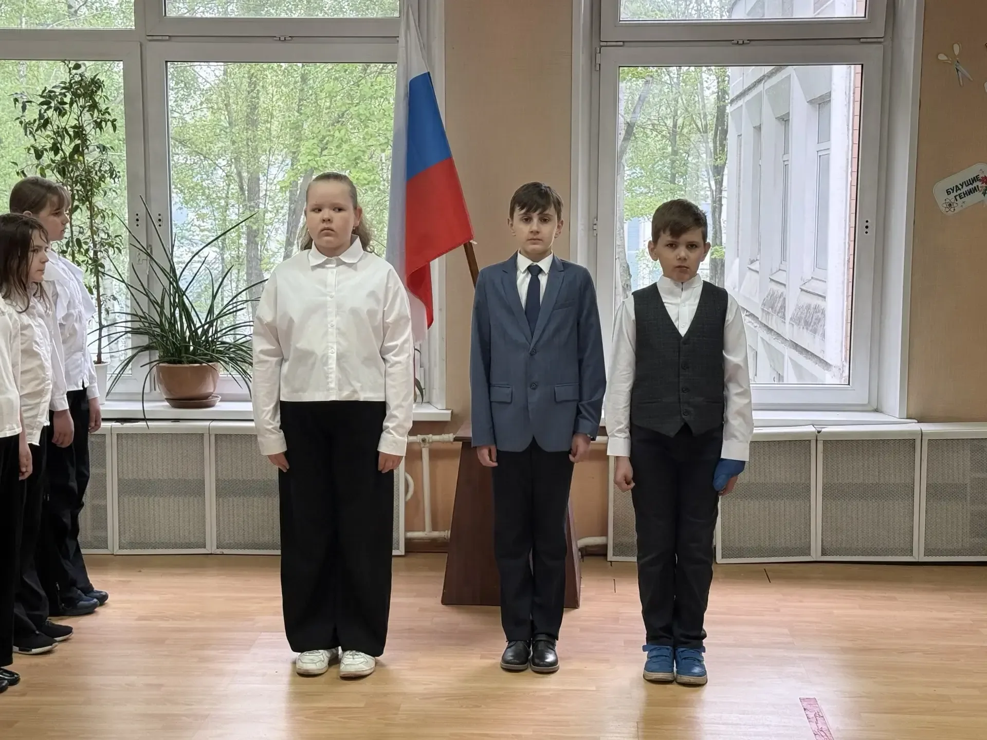 ПОДЪЕМ ФЛАГА  🇷🇺 Новая учебная неделя по традиции началась с торжественной церемонии поднятия флага 