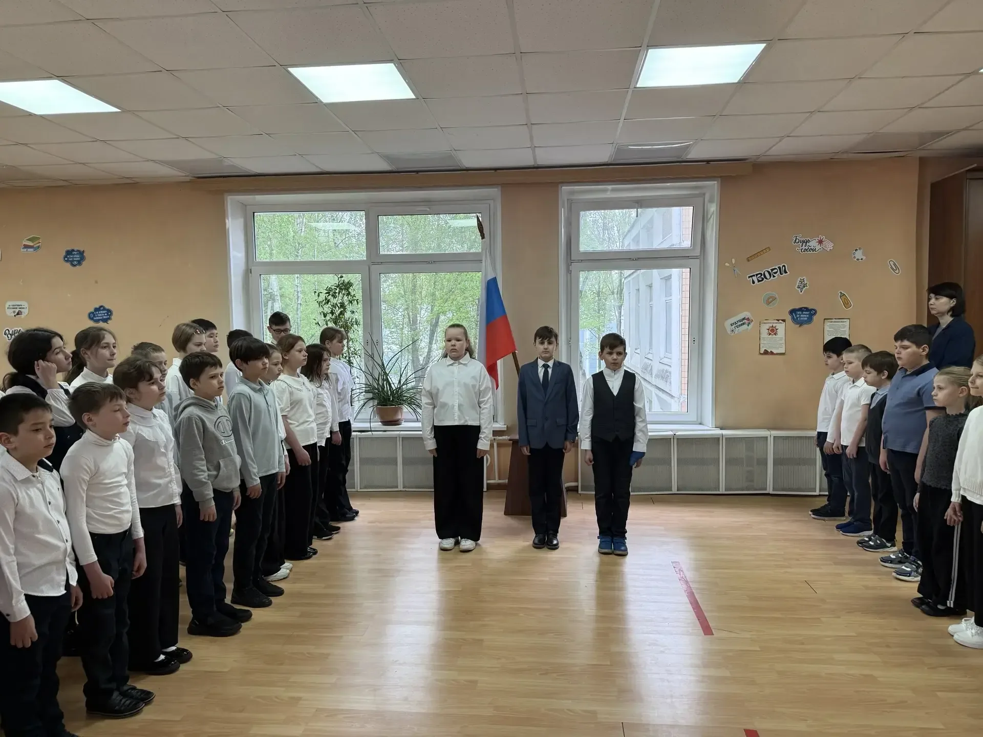 ПОДЪЕМ ФЛАГА  🇷🇺 Новая учебная неделя по традиции началась с торжественной церемонии поднятия флага 