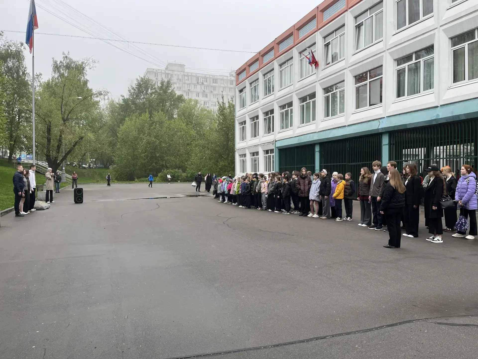 ПОДЪЕМ ФЛАГА  🇷🇺 Новая учебная неделя по традиции началась с торжественной церемонии поднятия флага 