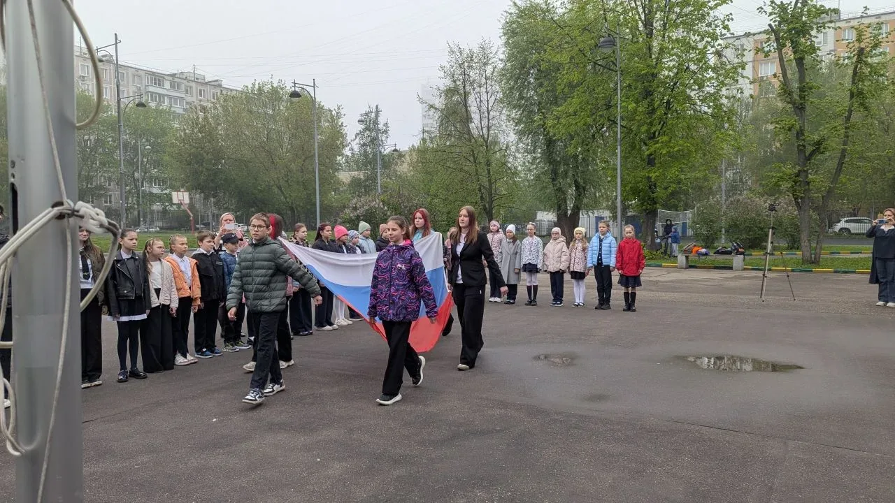 ПОДЪЕМ ФЛАГА  🇷🇺 Новая учебная неделя по традиции началась с торжественной церемонии поднятия флага 
