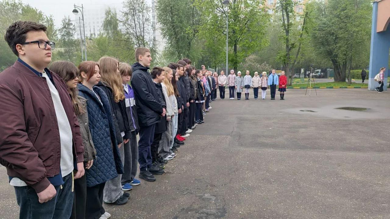 ПОДЪЕМ ФЛАГА  🇷🇺 Новая учебная неделя по традиции началась с торжественной церемонии поднятия флага 