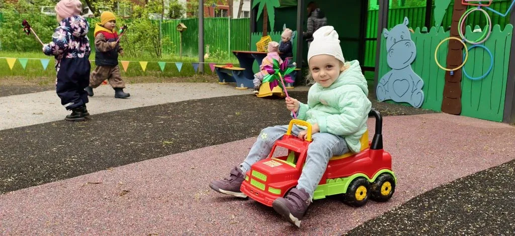 ПРИВЕТ ОТ ДОШКОЛЯТ  🌟Малыши дошкольного здания №4 отлично проводят время на свежем воздухе. Благодар