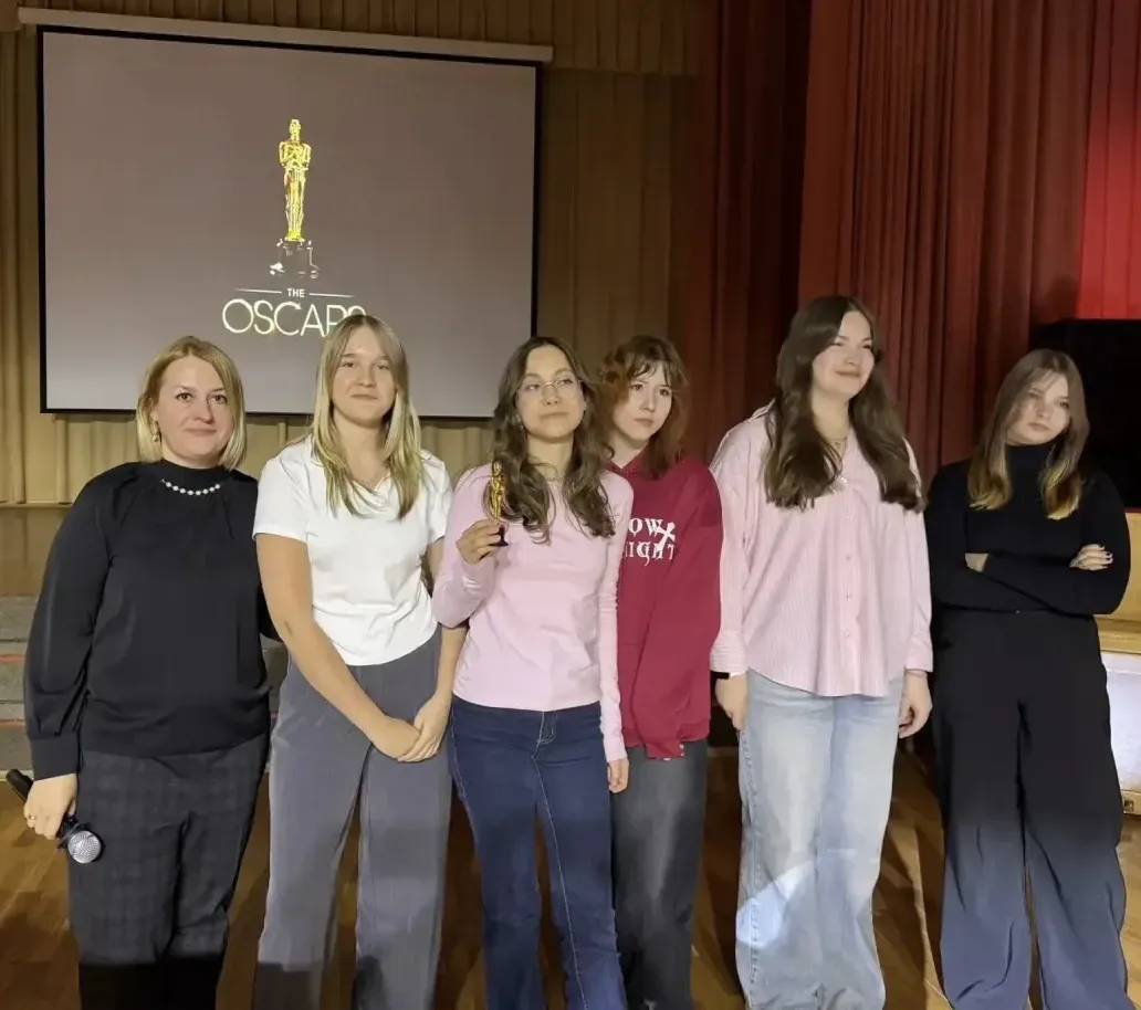 🏆В наших лингвистических классах прошла традиционная ежегодная церемония вручения собственного «Оска