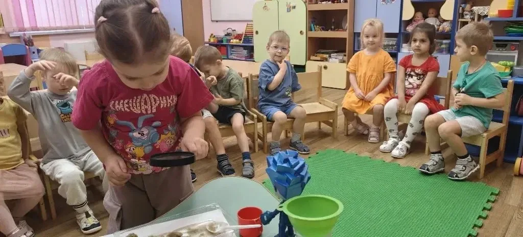 🥰На прошлой неделе мы заглядывали на уроки к старшим детям. Сегодня хотим показать вам, как проводят