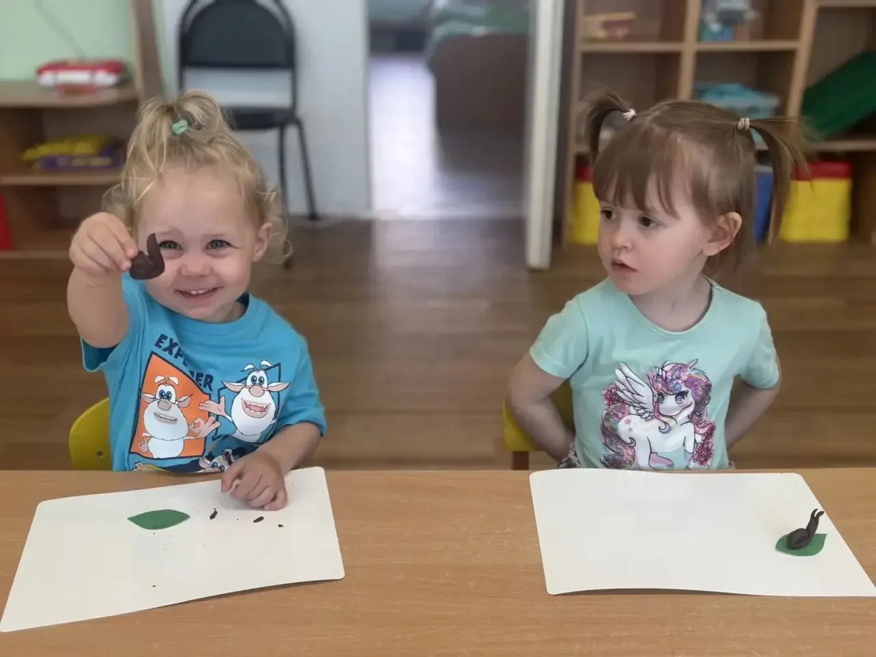 🥰На прошлой неделе мы заглядывали на уроки к старшим детям. Сегодня хотим показать вам, как проводят