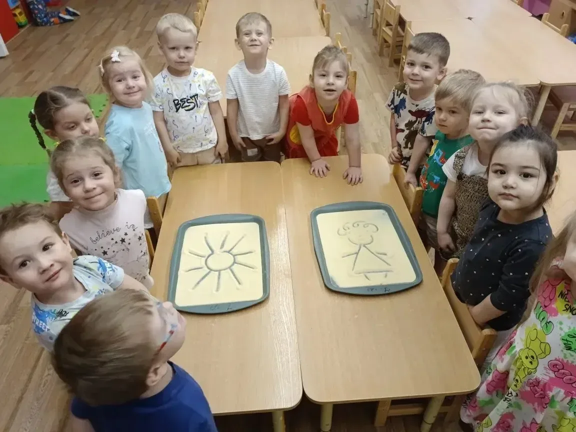 🥰На прошлой неделе мы заглядывали на уроки к старшим детям. Сегодня хотим показать вам, как проводят