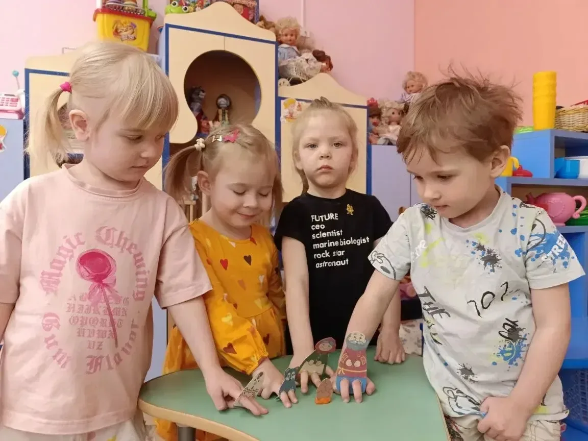 🥰На прошлой неделе мы заглядывали на уроки к старшим детям. Сегодня хотим показать вам, как проводят