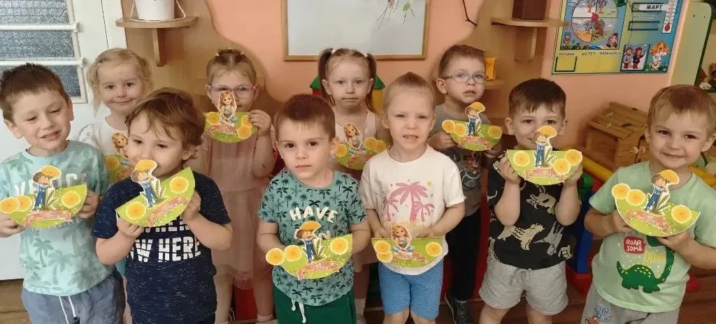 🥰На прошлой неделе мы заглядывали на уроки к старшим детям. Сегодня хотим показать вам, как проводят