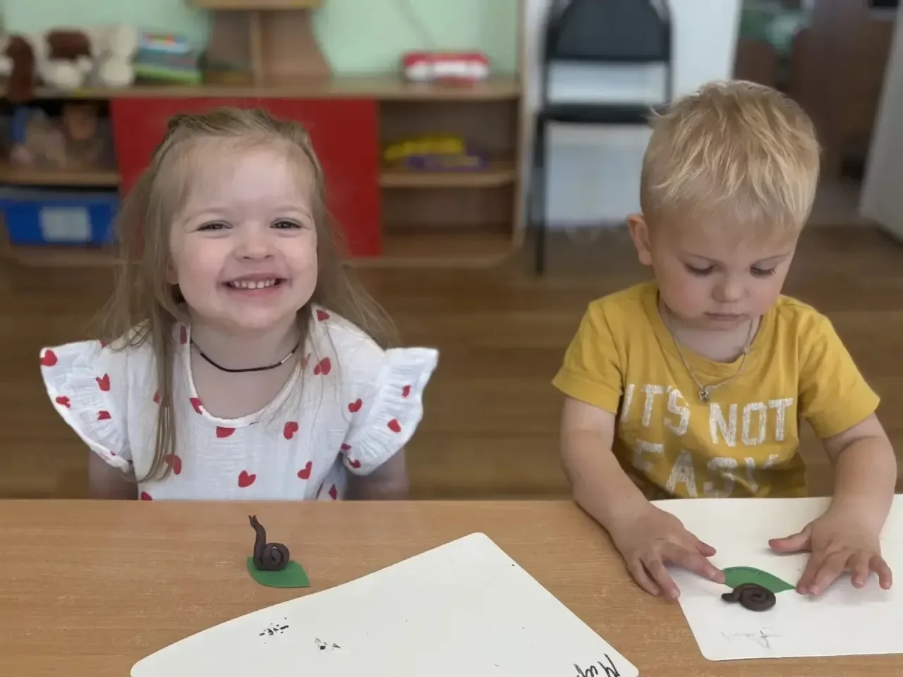 🥰На прошлой неделе мы заглядывали на уроки к старшим детям. Сегодня хотим показать вам, как проводят