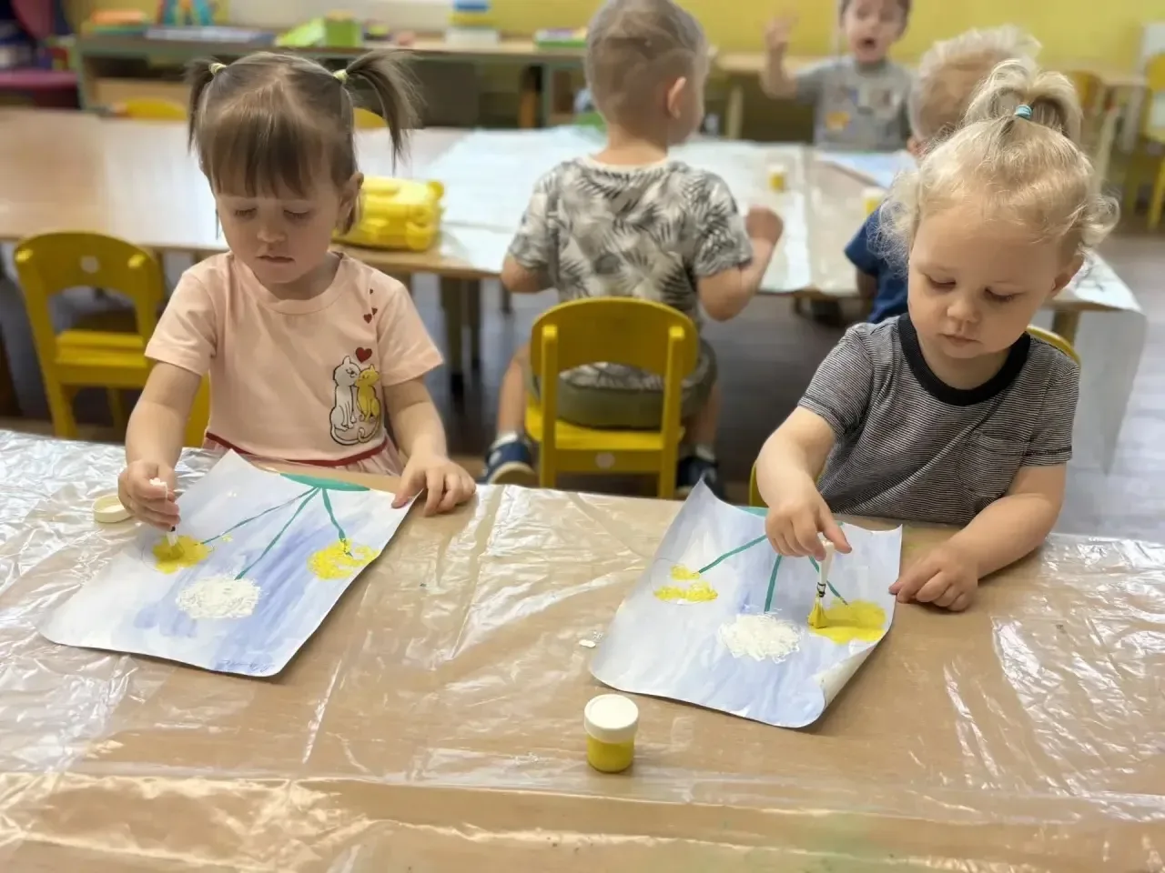 🥰На прошлой неделе мы заглядывали на уроки к старшим детям. Сегодня хотим показать вам, как проводят