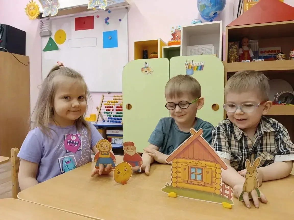 🥰На прошлой неделе мы заглядывали на уроки к старшим детям. Сегодня хотим показать вам, как проводят