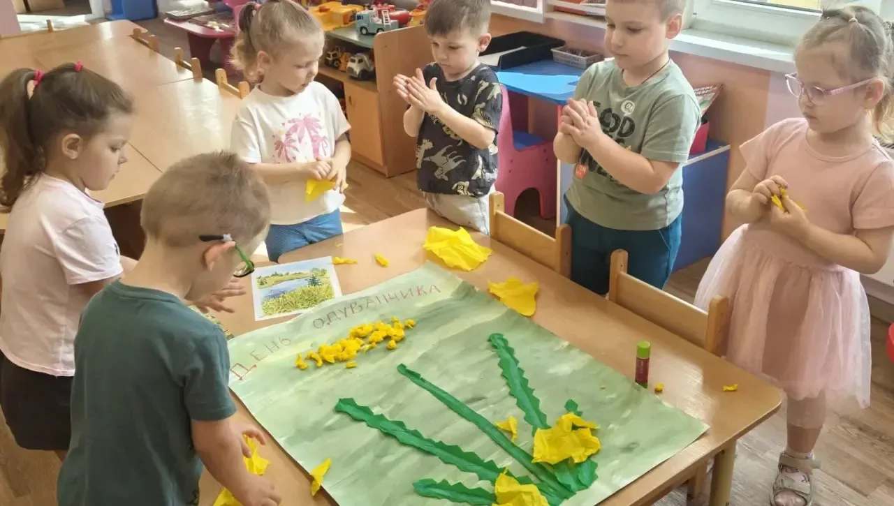 🥰На прошлой неделе мы заглядывали на уроки к старшим детям. Сегодня хотим показать вам, как проводят