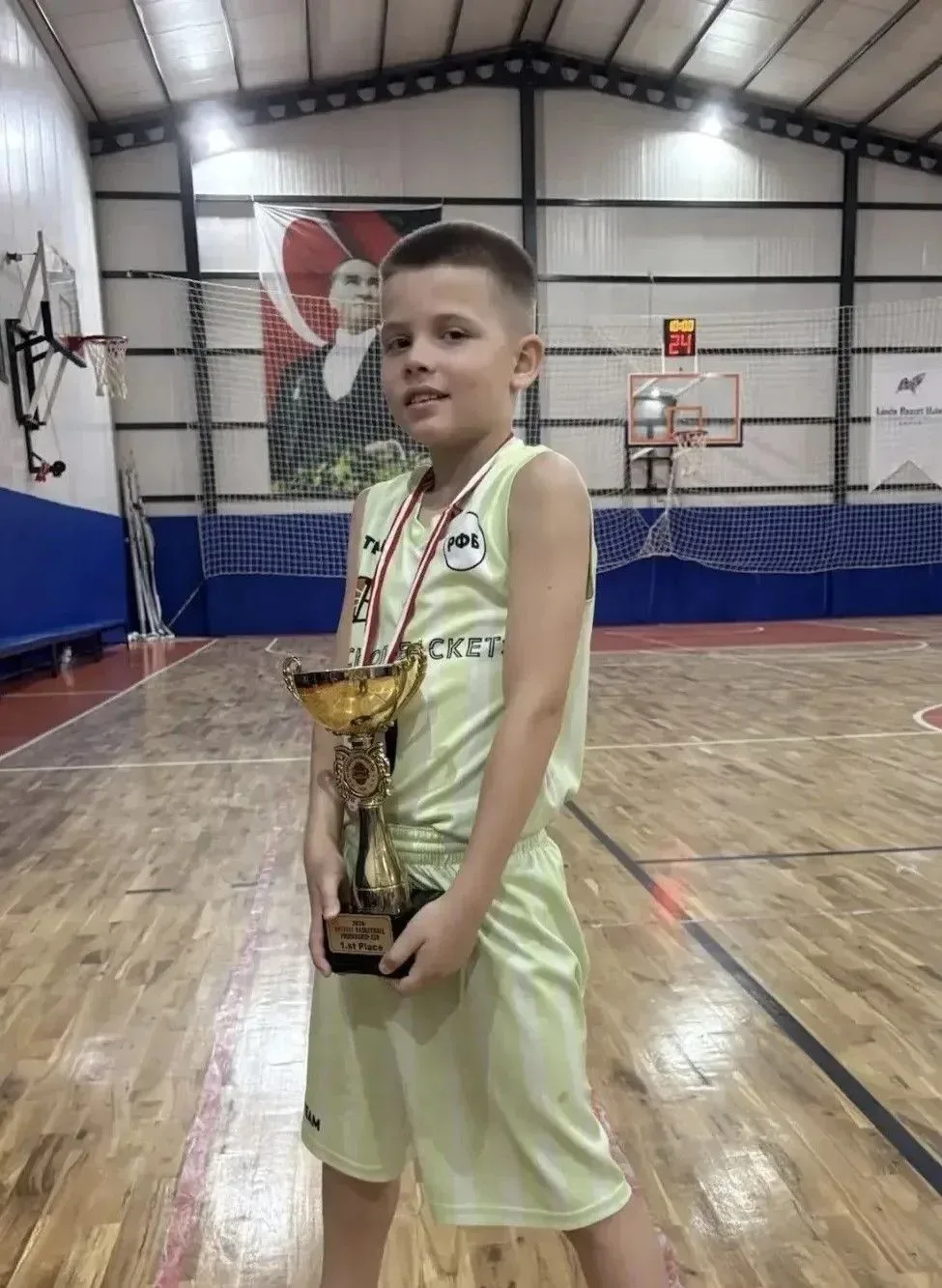 🏀 Ещё одна отличная спортивная новость!  Ученик 4 «В» класса Владимир Беляев вместе со своей командо