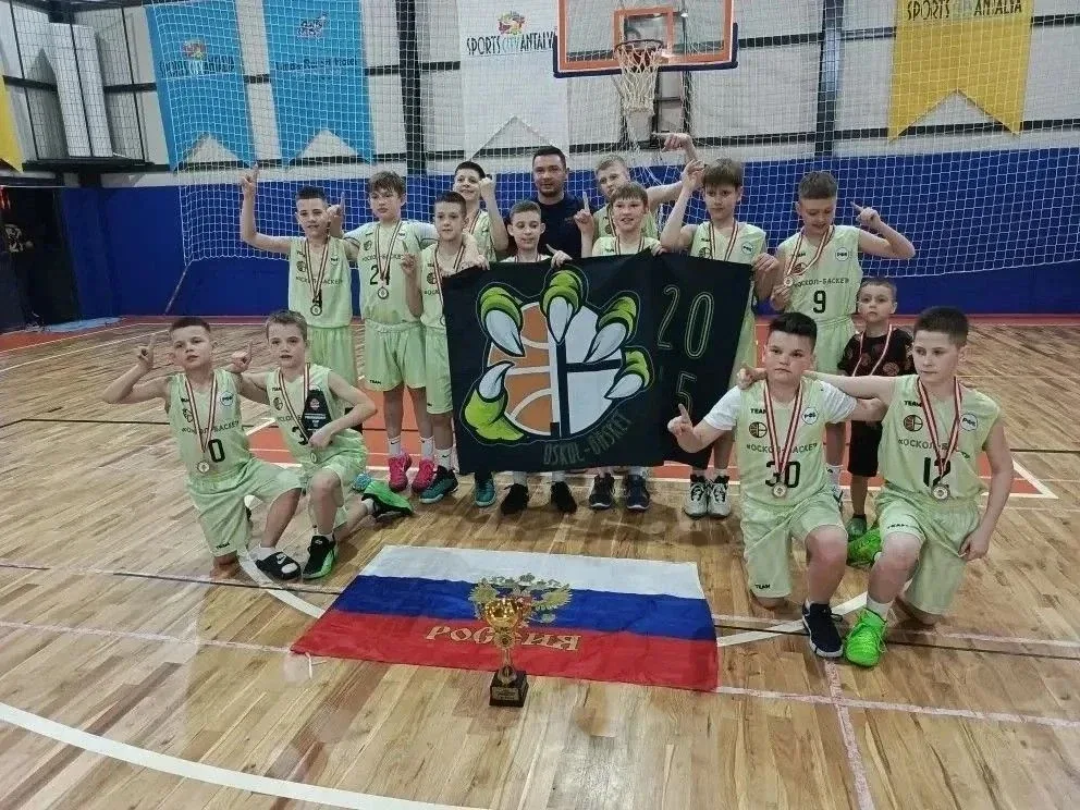 🏀 Ещё одна отличная спортивная новость!  Ученик 4 «В» класса Владимир Беляев вместе со своей командо
