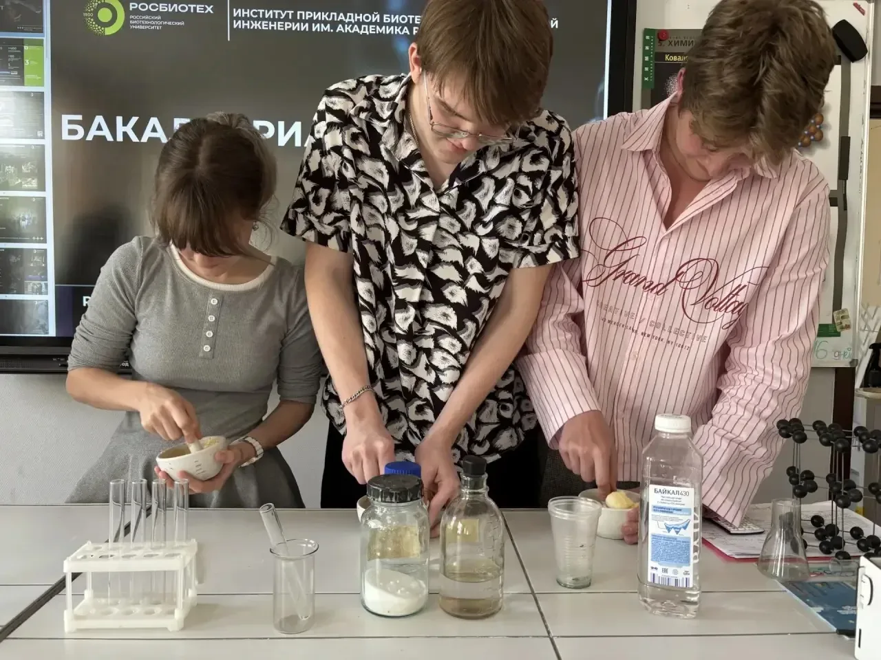 🧬 ДНК своими руками  10 «Б» класс «наколдовал» генетику. Сегодня у ребят прошел уникальный мастер-кл