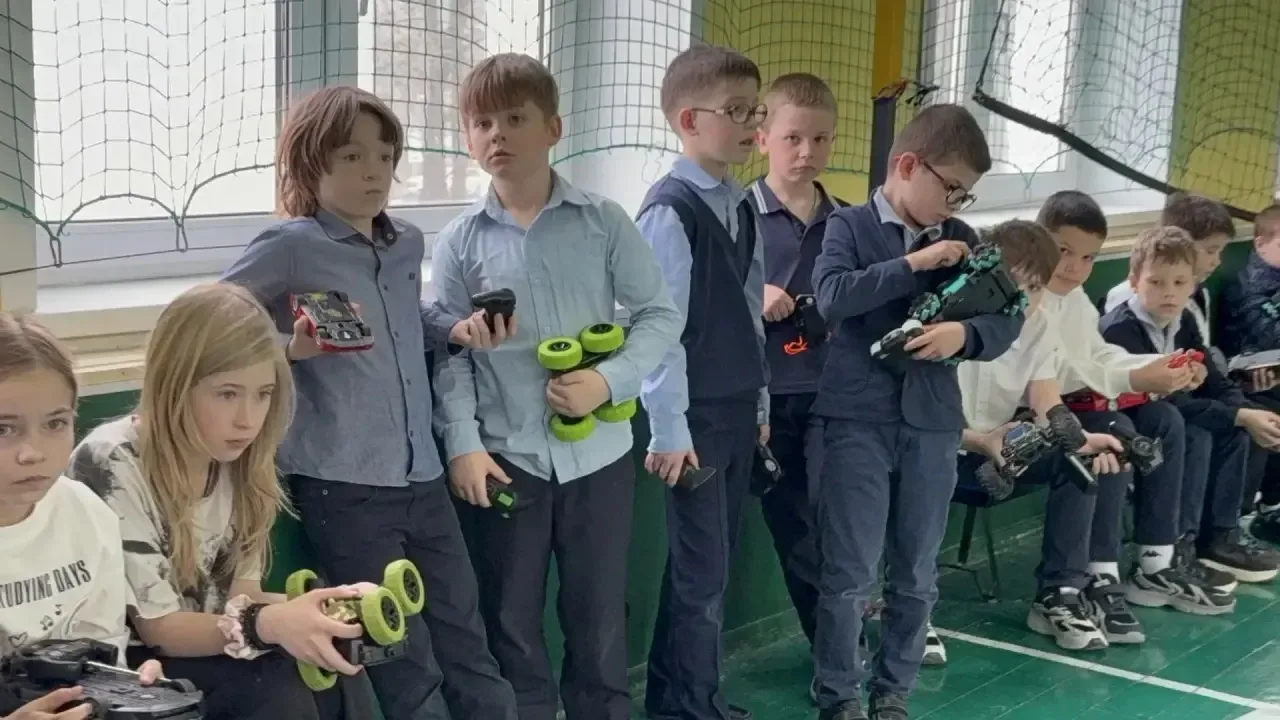 🏎️🏁 Гонки на радиоуправляемых машинках  Ура!  В начальной школе прошла яркая и зажигательная гонка р