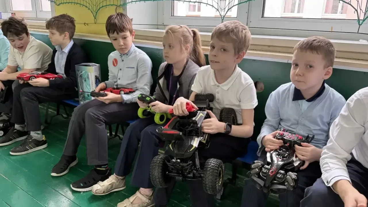 🏎️🏁 Гонки на радиоуправляемых машинках  Ура!  В начальной школе прошла яркая и зажигательная гонка р