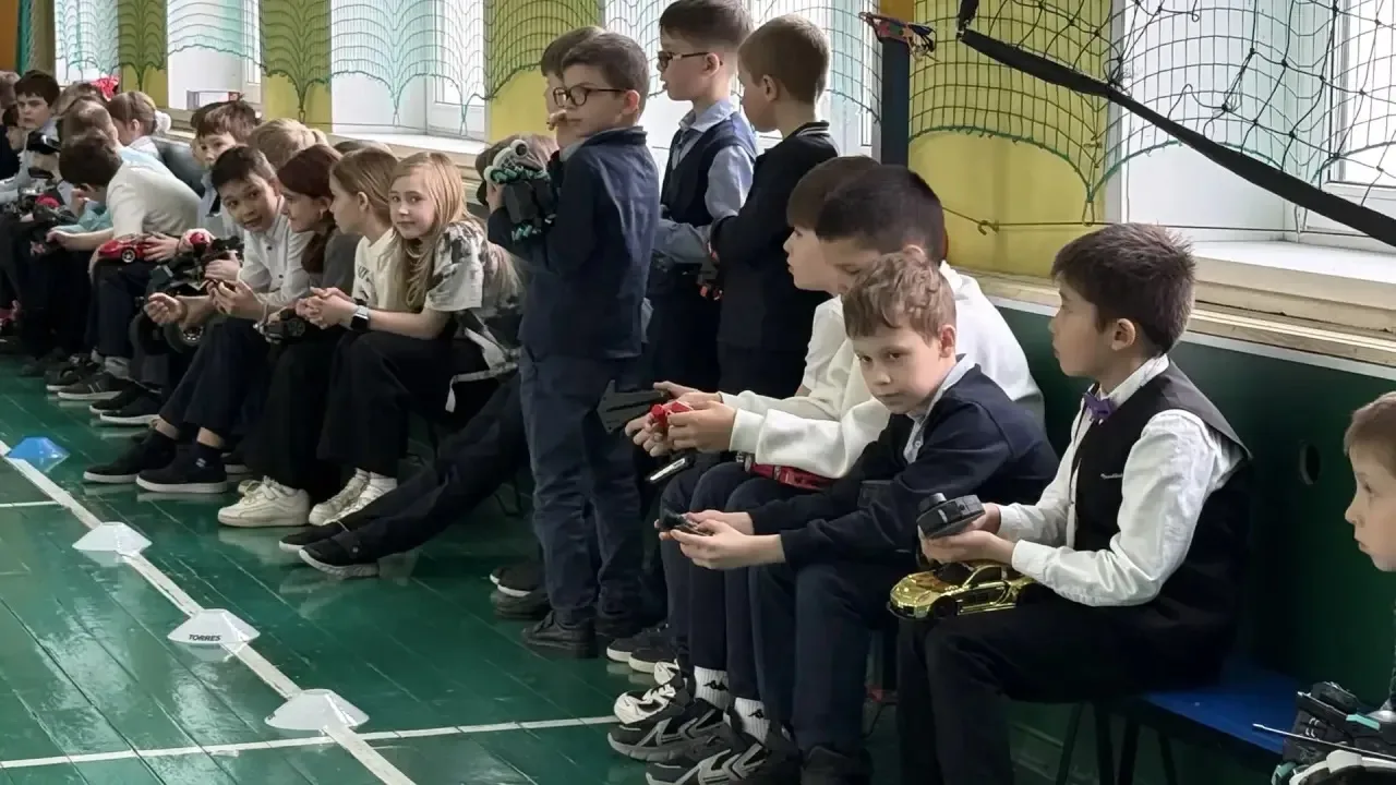 🏎️🏁 Гонки на радиоуправляемых машинках  Ура!  В начальной школе прошла яркая и зажигательная гонка р