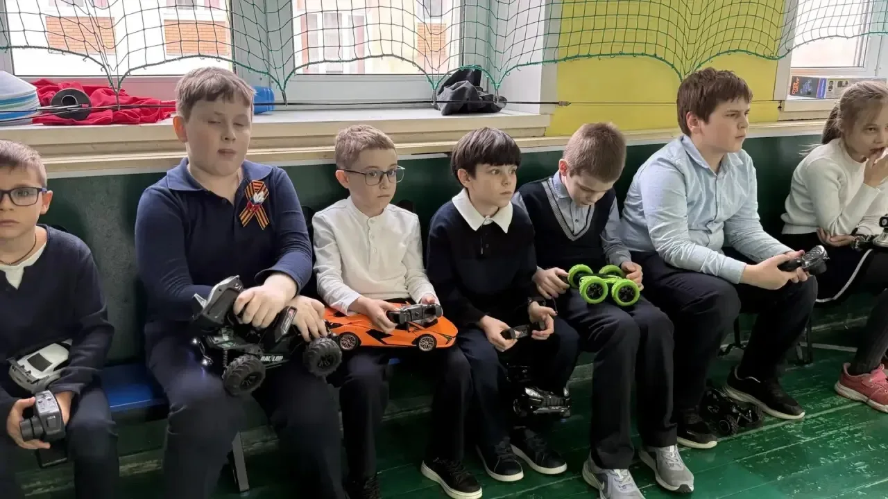 🏎️🏁 Гонки на радиоуправляемых машинках  Ура!  В начальной школе прошла яркая и зажигательная гонка р