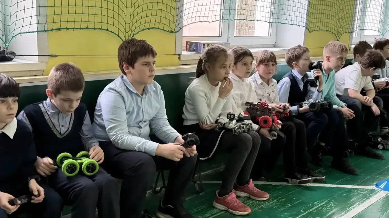 🏎️🏁 Гонки на радиоуправляемых машинках  Ура!  В начальной школе прошла яркая и зажигательная гонка р