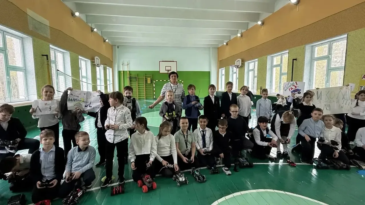 🏎️🏁 Гонки на радиоуправляемых машинках  Ура!  В начальной школе прошла яркая и зажигательная гонка р